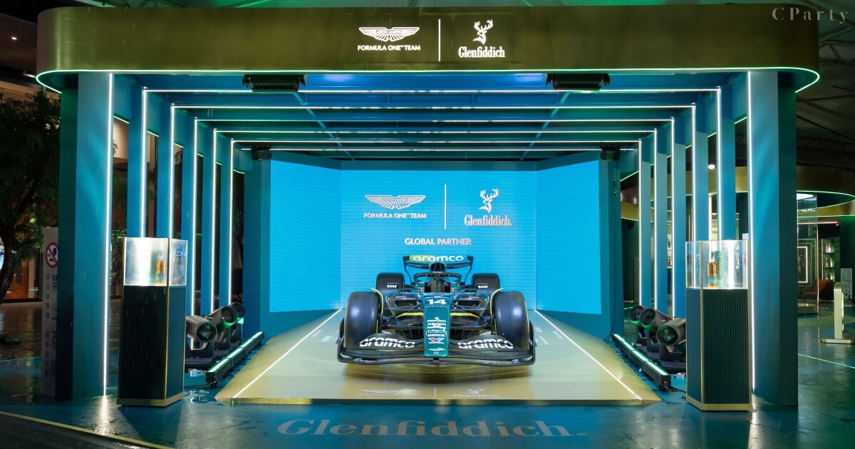 威士忌&賽車!限量聯名酒款與復刻車款首度登信義區限時快閃!